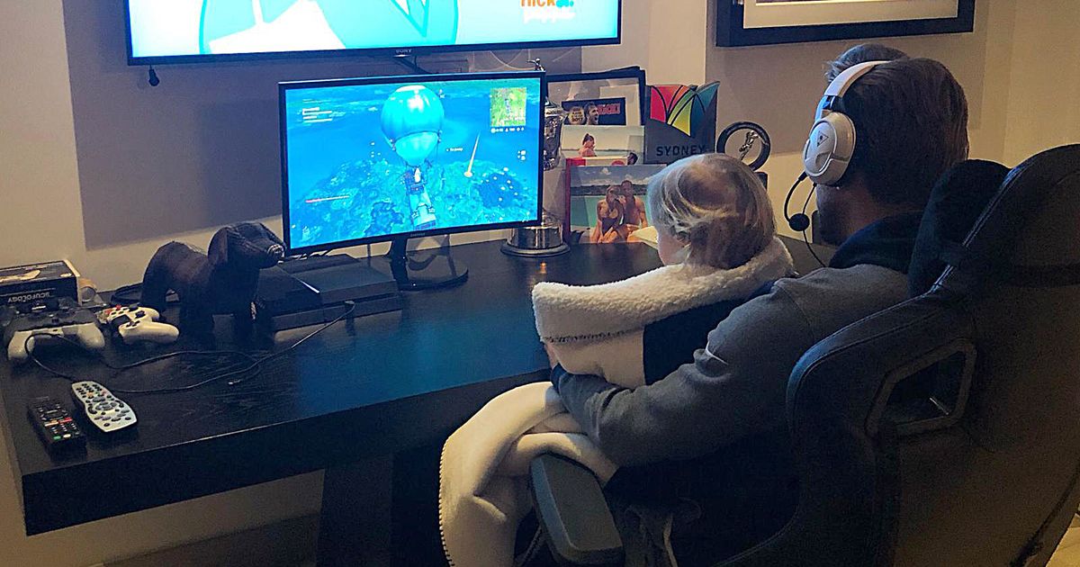 Fortnite Fan Harry Kane S On Top Of His Parenting Game In Cute Snap With Daughter Fortnite Fyi